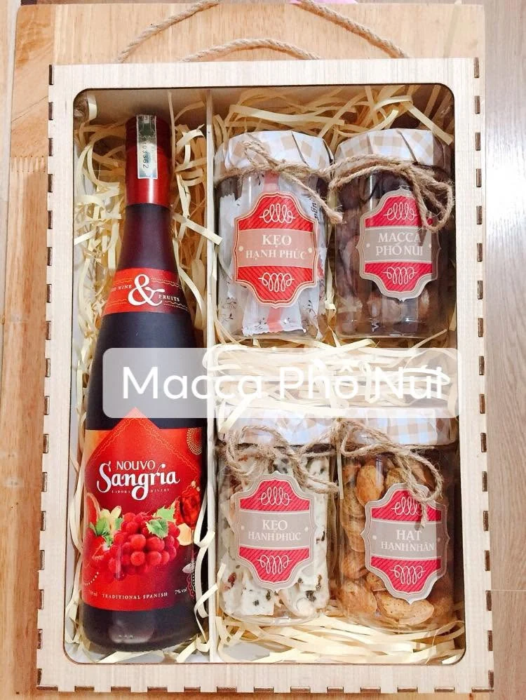 Cận cảnh hộp quà Macca Phố Núi Tết 2020, chai Sangria và bốn hũ nắp vải