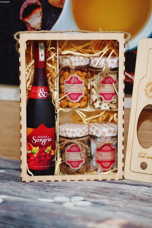 Hộp gỗ Tết 2020 với chai Sangria, macca, hạnh nhân và kẹo Hạnh Phúc