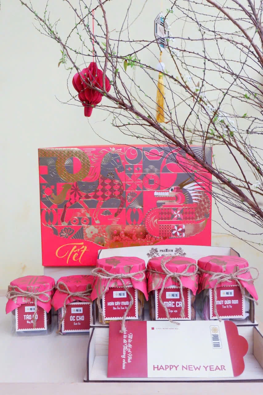 Set Thịnh Vượng Macca Phố Núi: hộp quà sắc hồng cùng các hũ hạt buộc vải